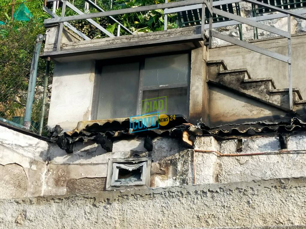 Colonno, casa devastata dall'incendio: tutto annerito, non si salva nulla