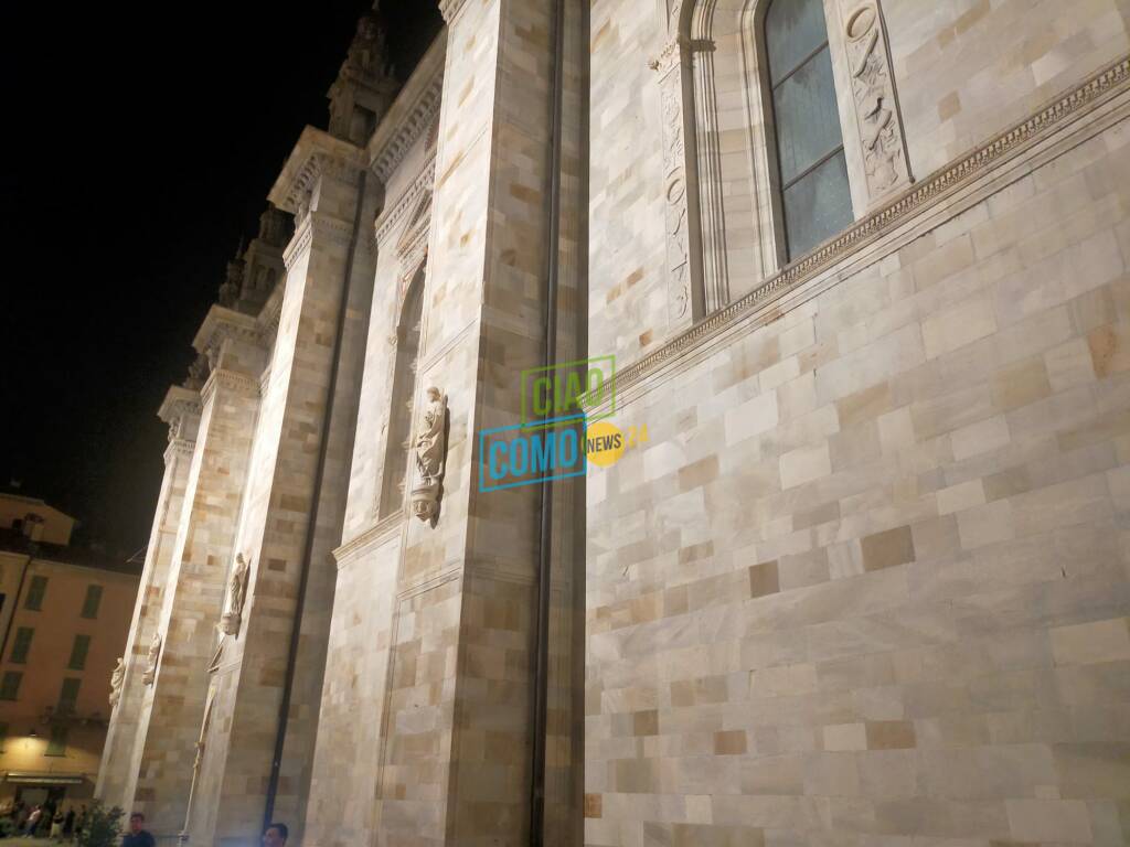 duomo di como illuminato anche ai due lati cerimonia questa sera