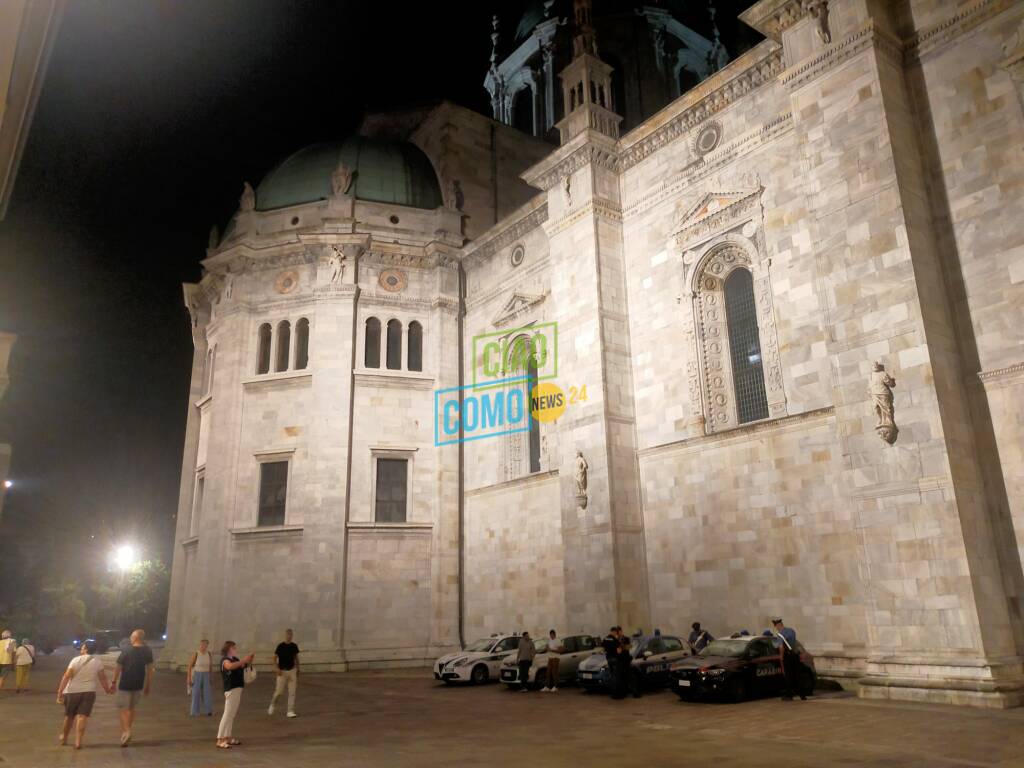 duomo di como illuminato anche ai due lati cerimonia questa sera