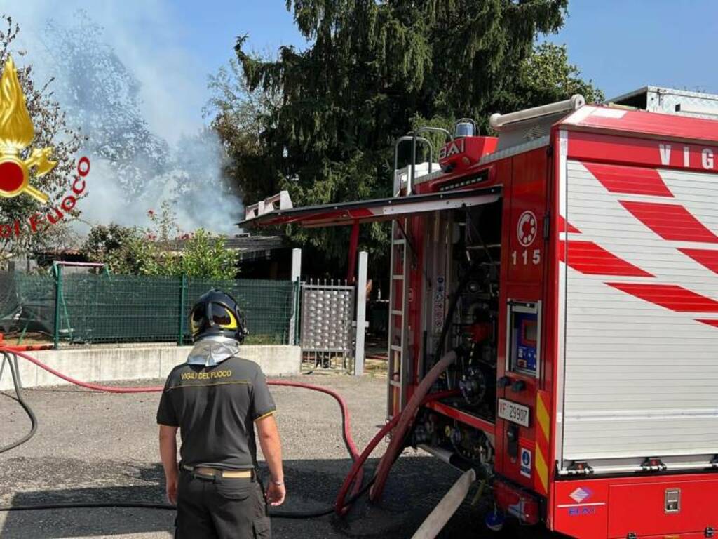 incendio a cermenate deposito attrezzi agricolo ed anche auto notte a vertemate