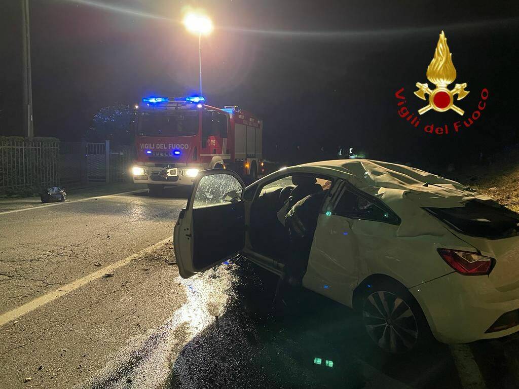 incidente pusiano auto fuori strada notte soccorsi vigili del fuoco