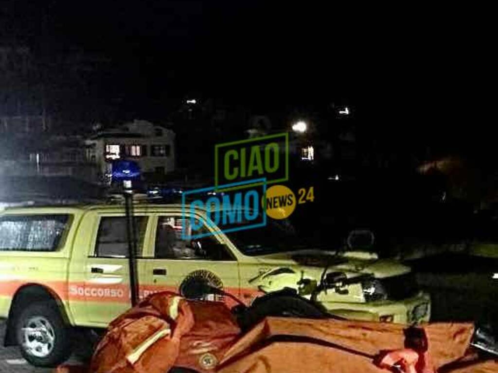 soccorso alpino recupero escursionisti notte alto lago con funi e vicino fiume