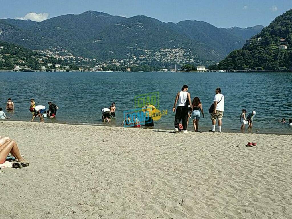 spiaggia tempio voltiano como senza persone e con persone controlli polizia locale e senza nessuno