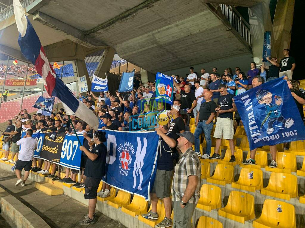 tifodi del como a lecce in curva striscioni e bandiere