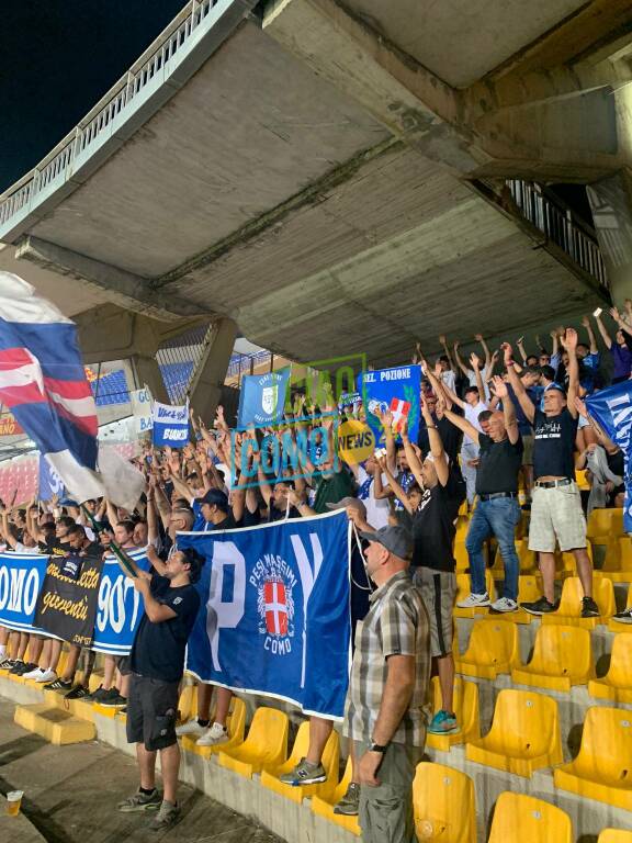 tifodi del como a lecce in curva striscioni e bandiere