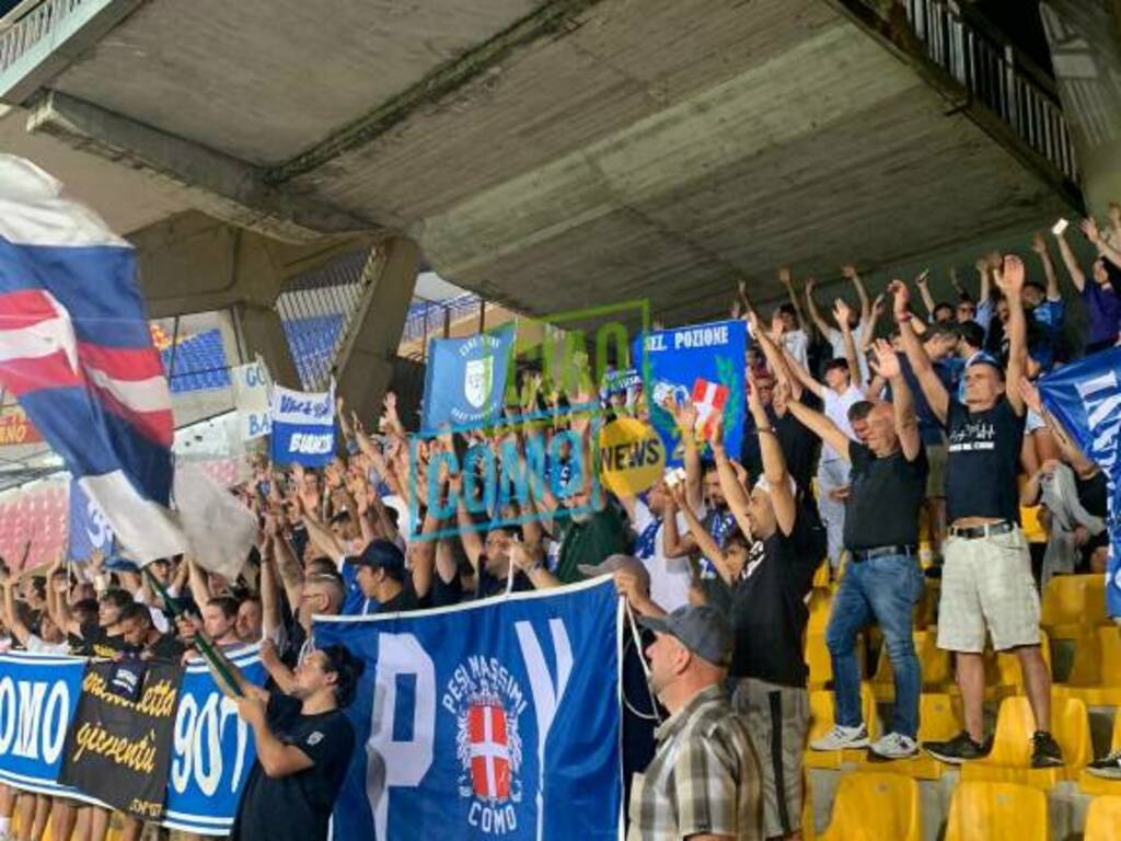 tifodi del como a lecce in curva striscioni e bandiere