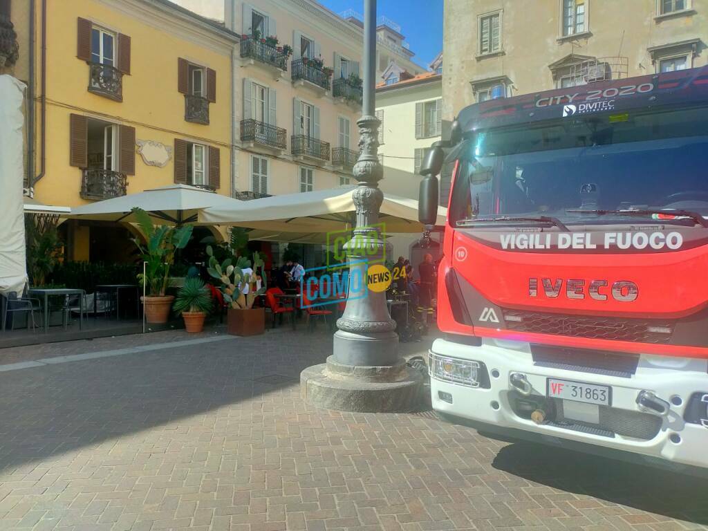 incendio piazza duomo como altre immagini soccorsi e punto incendio vicolo duomo