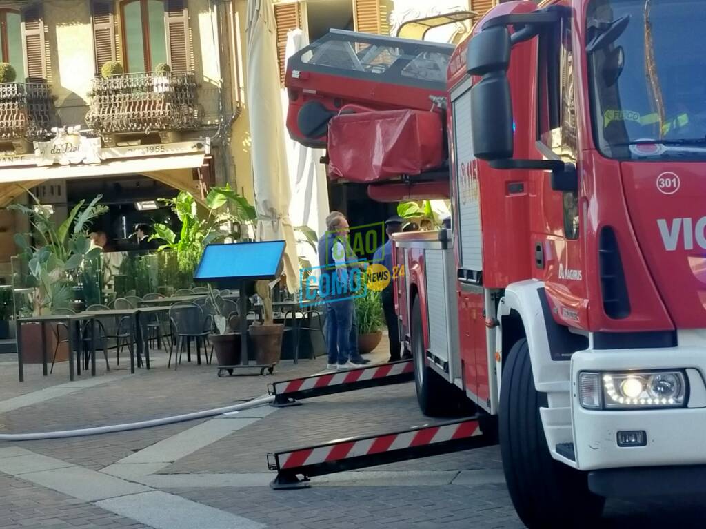 Incendio piazza Duomo Como: un uomo carbonizzato, in salvo una donna disabile