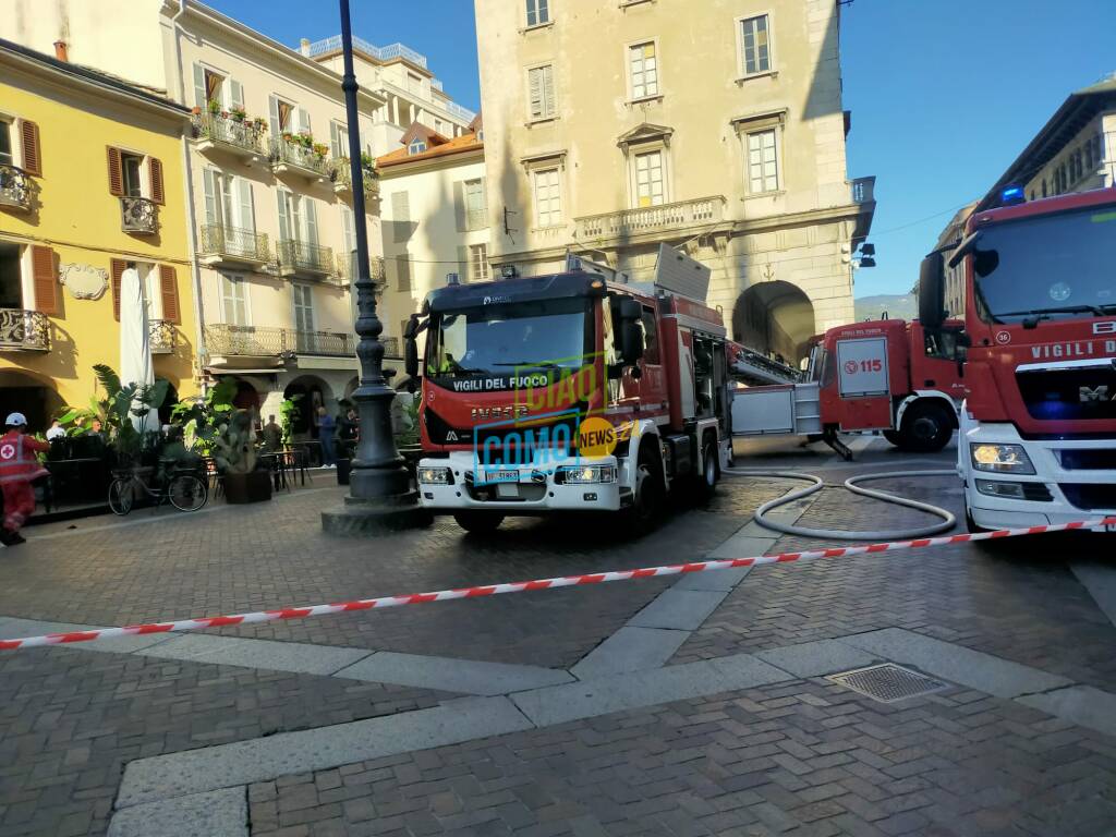 Incendio piazza Duomo Como: un uomo carbonizzato, in salvo una donna disabile