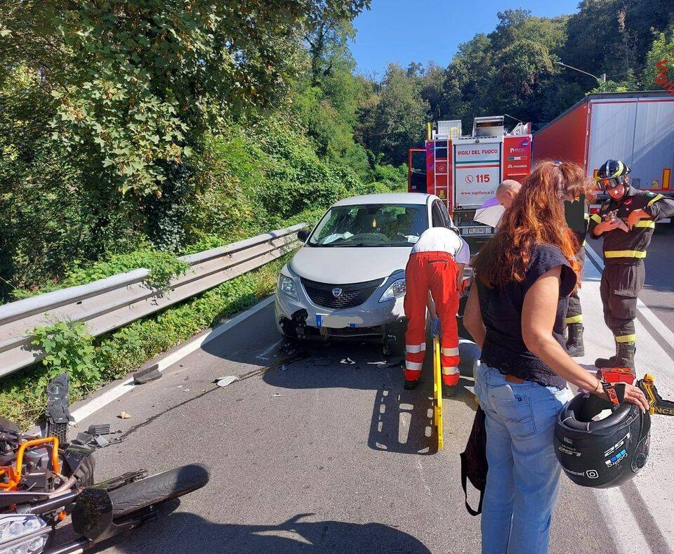 incidente via oltrecolle lora nel pomeriggio auto e moto scontro soccorsi