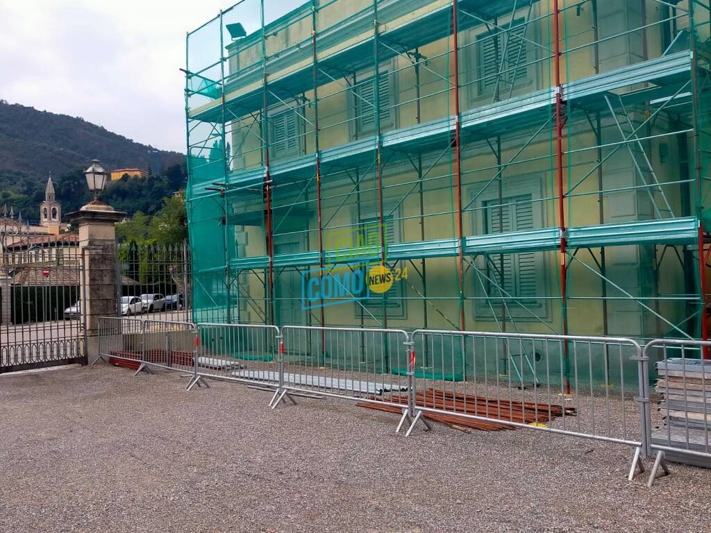 interventi a villa olmo cantieri ex casa custode e fontana nel parco cantiere transenne