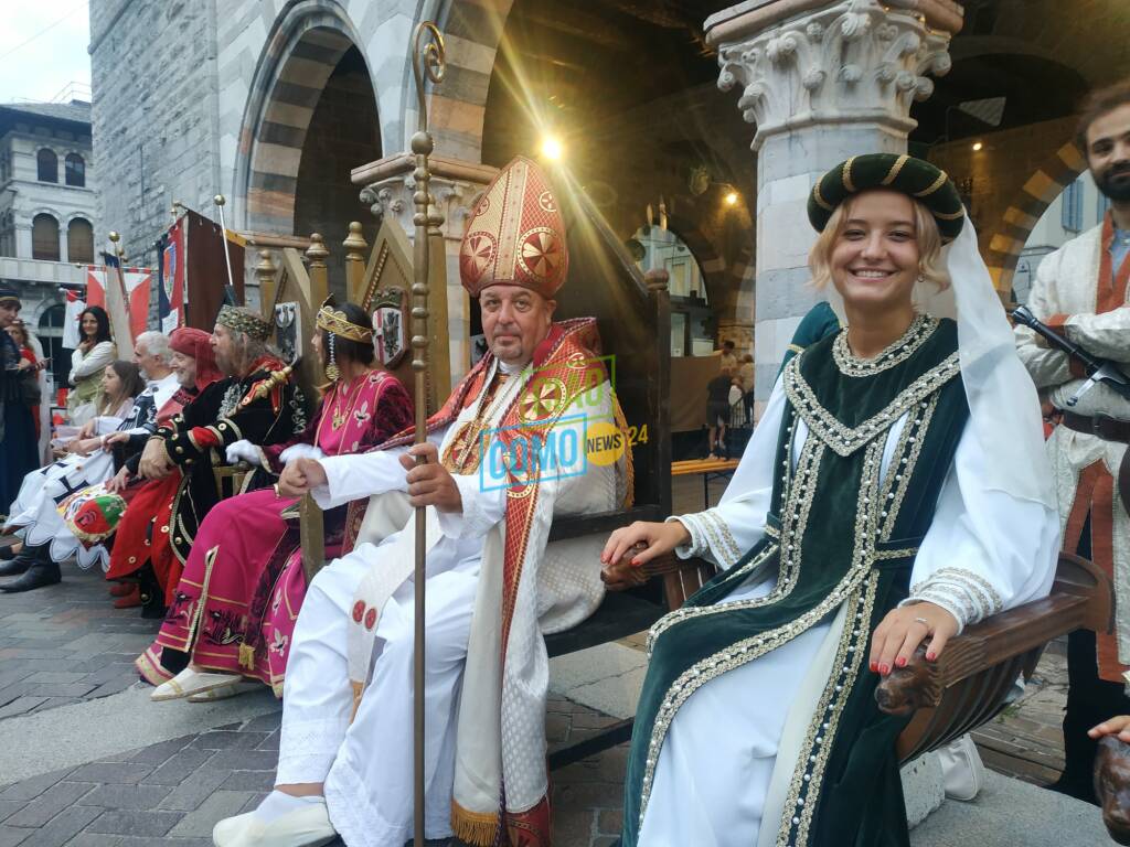 Palio del Baradello 2023, la Cariolana in piazza Domo e la cena medievale al Broletto