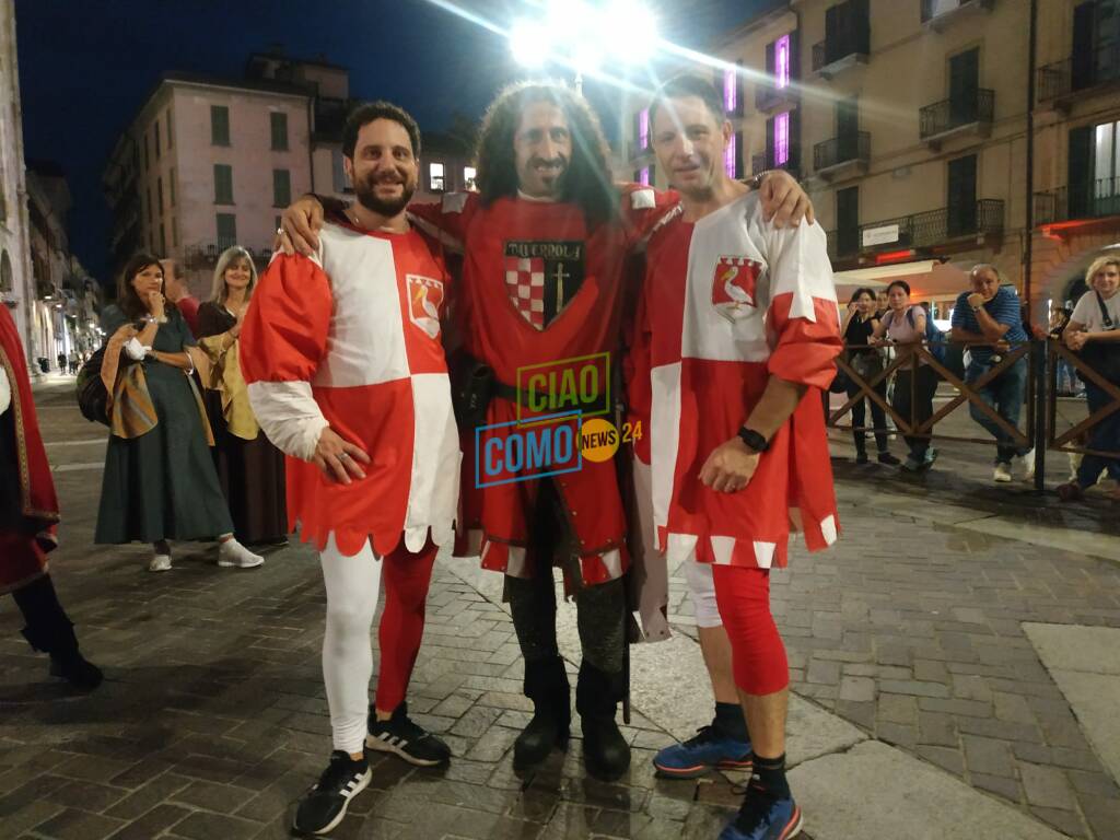 Palio del Baradello 2023, la Cariolana in piazza Domo e la cena medievale al Broletto