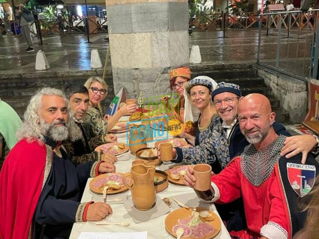 Palio del Baradello 2023, la Cariolana in piazza Domo e la cena medievale al Broletto