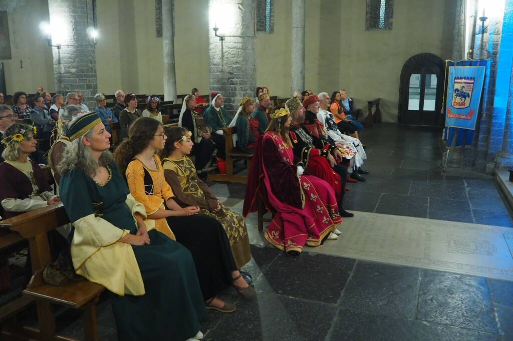 palio del baradello como orchestra a sant abbondio e poi foto di gruppo figuranti con barbarossa