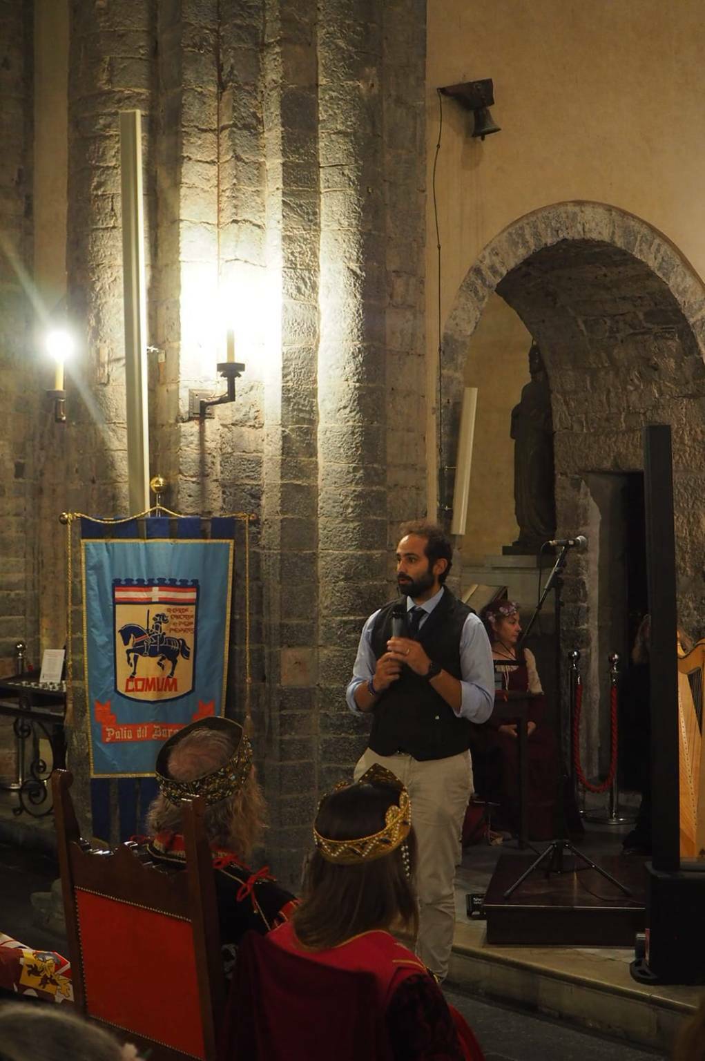 palio del baradello como orchestra a sant abbondio e poi foto di gruppo figuranti con barbarossa