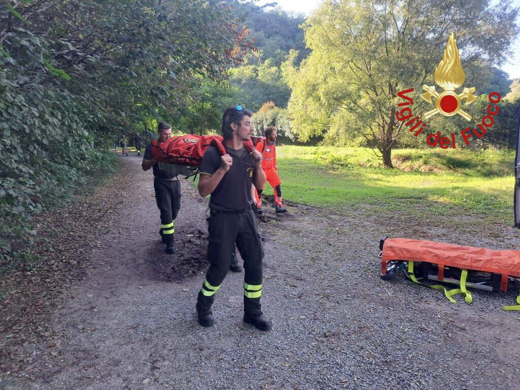 ragazza soccorsa da vigili del fuoco con barella per puntere insetti in valbasca oggi pomeriggio