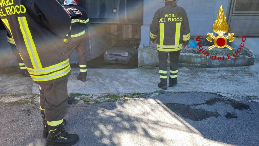 uomo schiacciato contro muro casa via bronzetti da sua auto