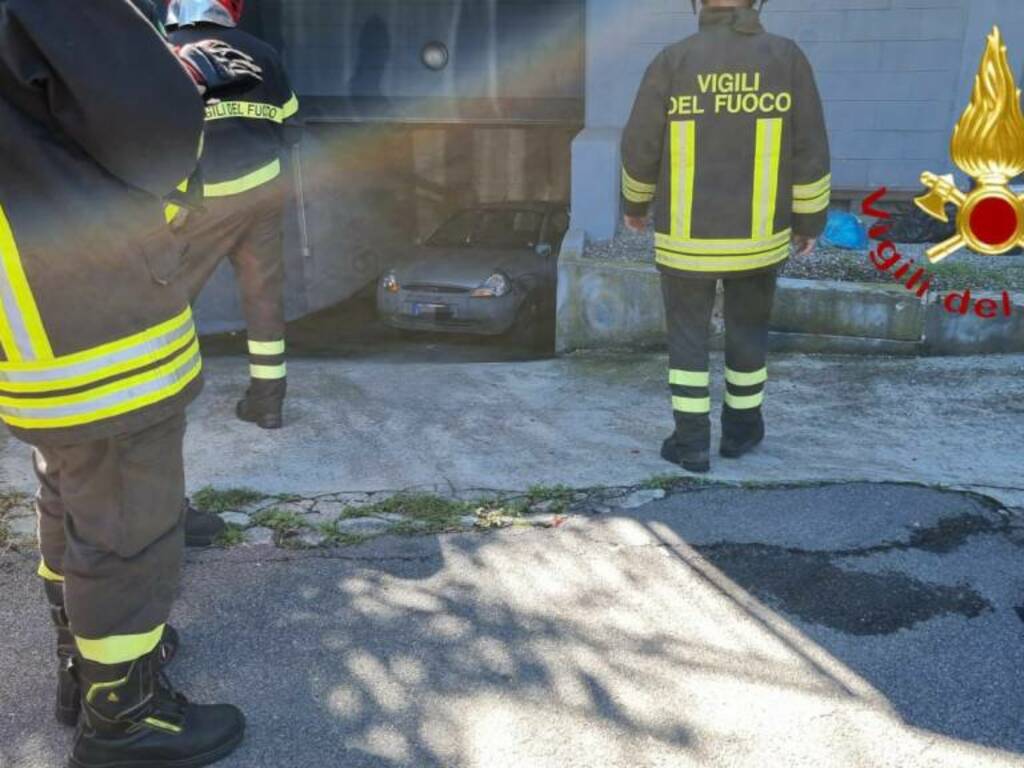 uomo schiacciato contro muro casa via bronzetti da sua auto