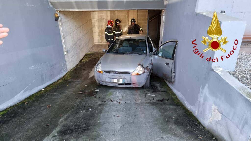 uomo schiacciato contro muro casa via bronzetti da sua auto