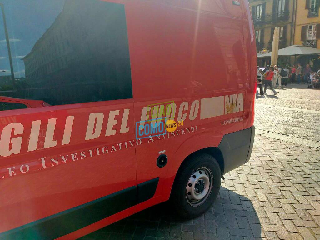 vigili del fuoco nucleo investigativo mezzo in piazza duomo per rilievi dopo incendio