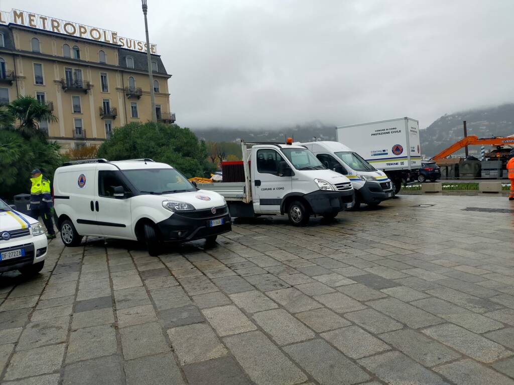 Como, piazza Cavour: polizia locale e protezione civile pronti per posizionare le paratie mobili davanti al lago