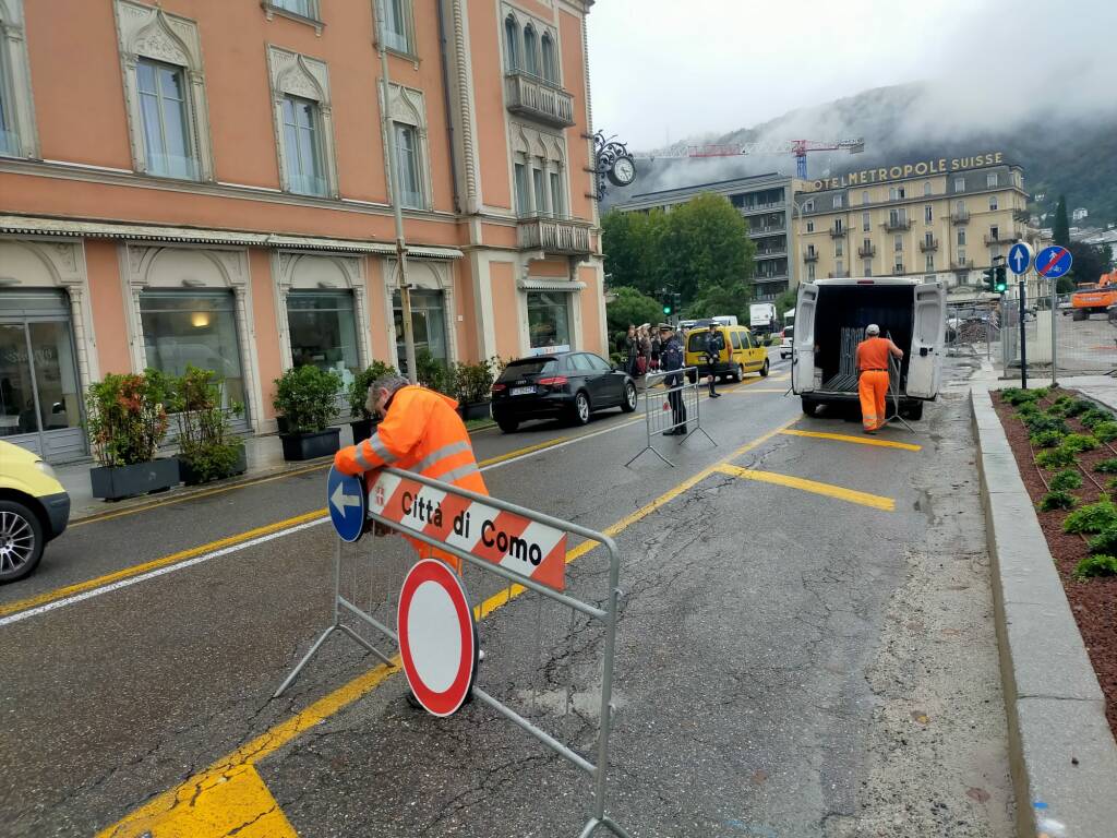 Como, piazza Cavour: polizia locale e protezione civile pronti per posizionare le paratie mobili davanti al lago