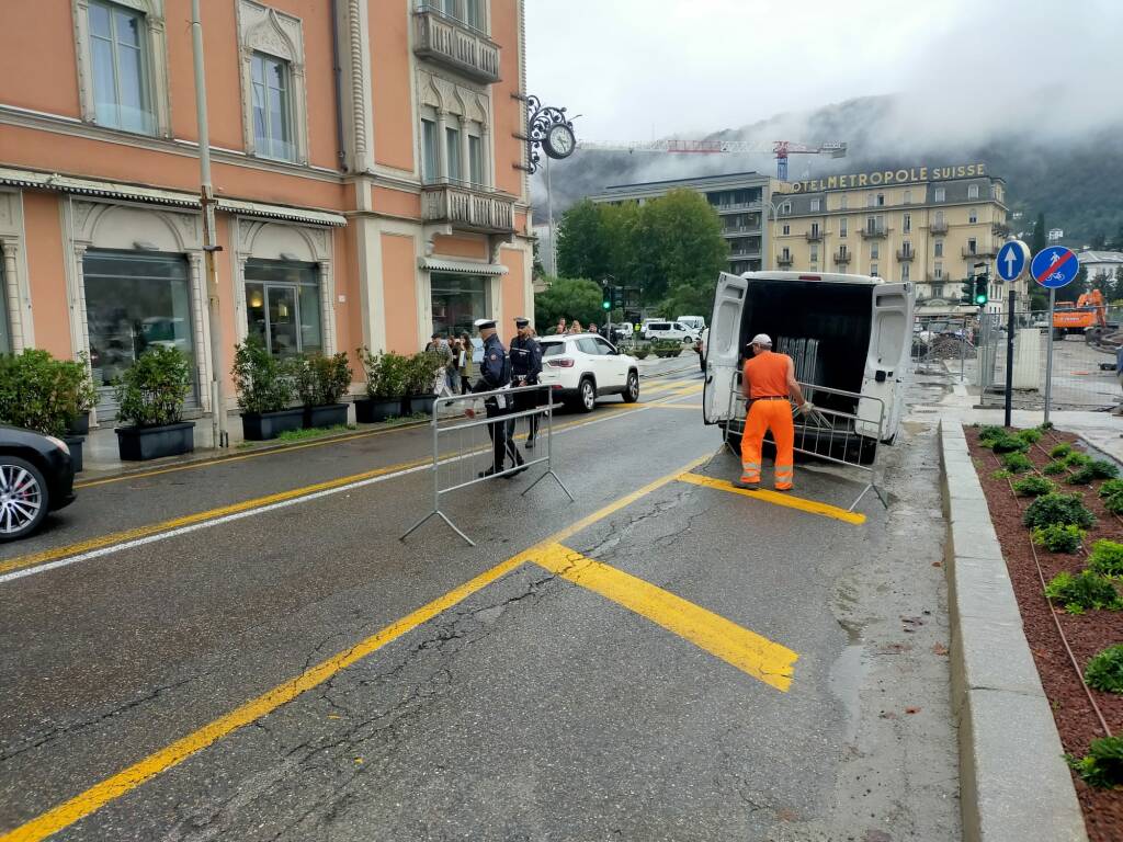 Como, piazza Cavour: polizia locale e protezione civile pronti per posizionare le paratie mobili davanti al lago