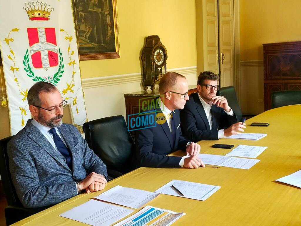 conferenza stampa sindaco rapinese con ciabattoni e dirigente noseda cantieri opere pubbliche como