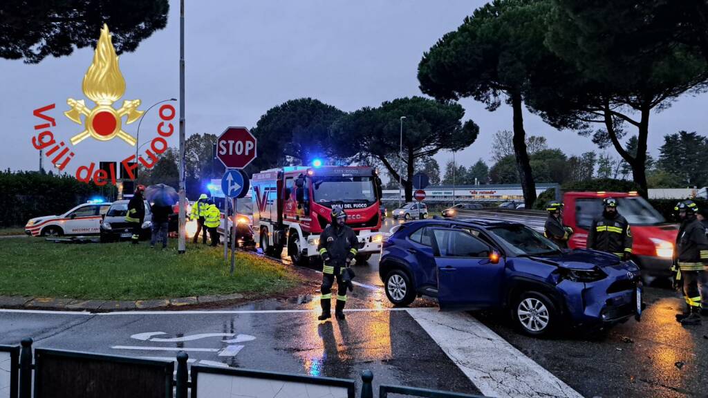 Grandate incidente alla rotonda della statale dei giovi auto e forze ordine