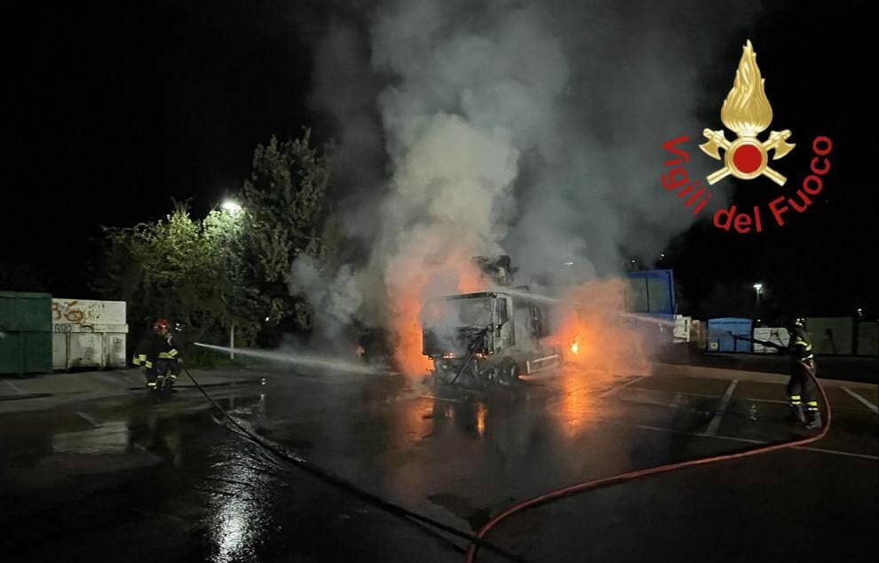 incendio camion per trasporto rifiuti gravedona località serenella intervento vigili fuoco