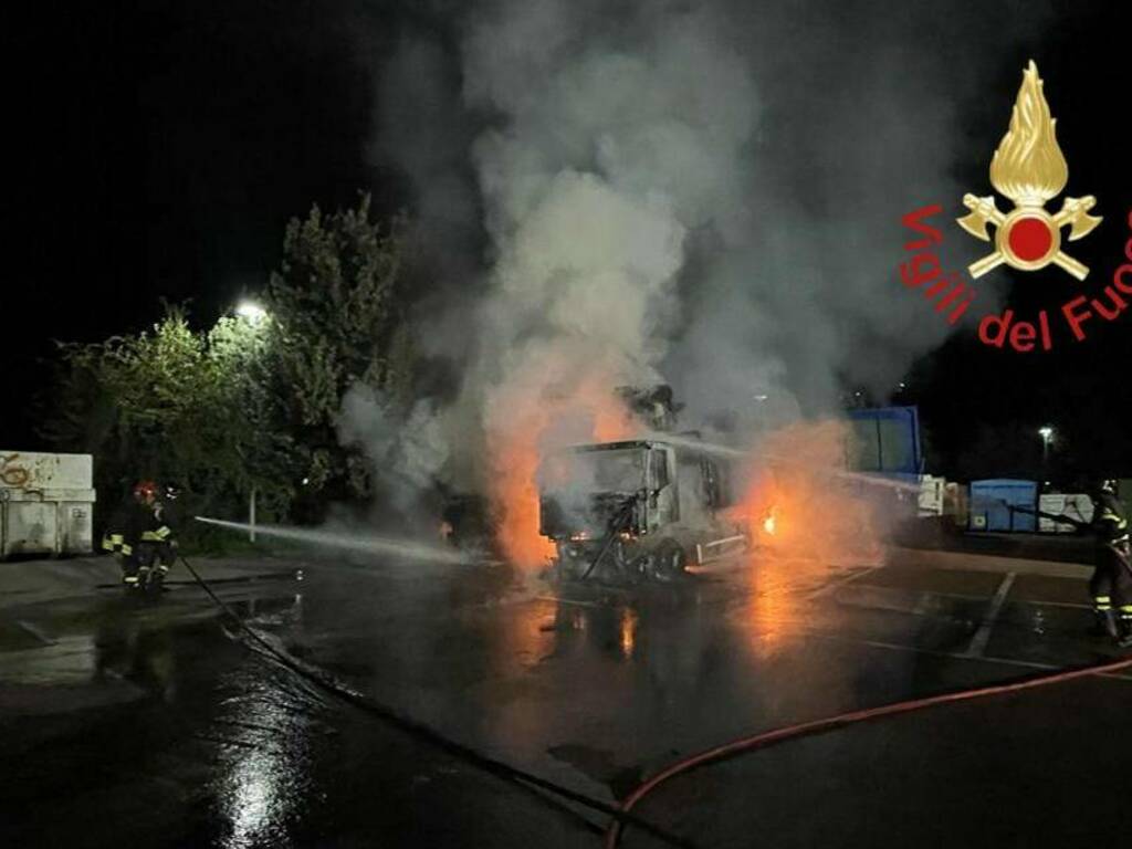 incendio camion per trasporto rifiuti gravedona località serenella intervento vigili fuoco