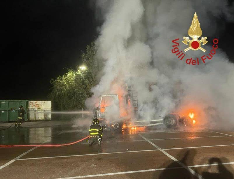 incendio camion per trasporto rifiuti gravedona località serenella intervento vigili fuoco