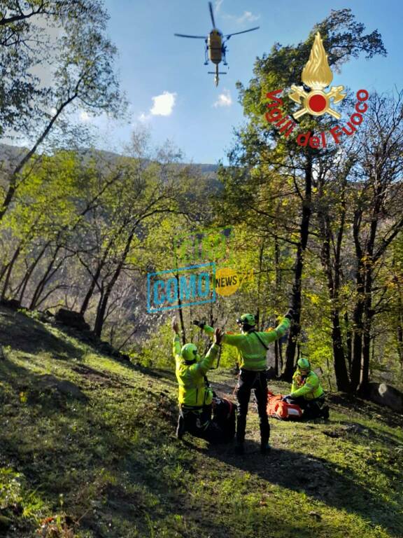 incidente valbrona, auto fuori strada e finisce nel burrone recupoero vigili fuoco e soccorso alpino