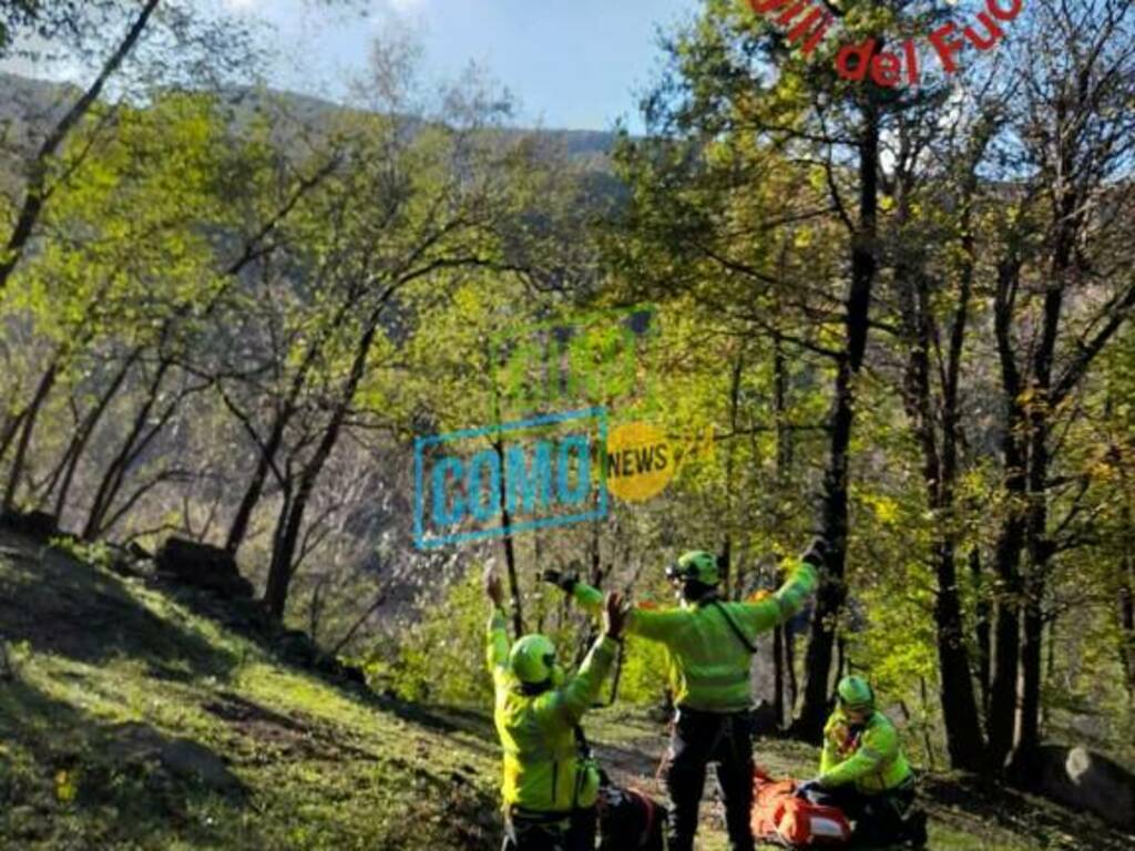 incidente valbrona, auto fuori strada e finisce nel burrone recupoero vigili fuoco e soccorso alpino