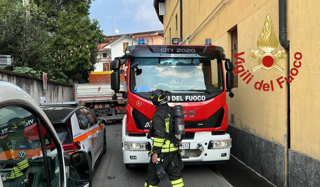 mozzate incendio appartamento quattro persone intossicate e ustionate vigili del fuoco