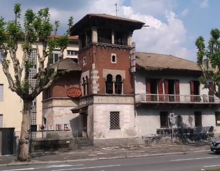 petit chateau como in stato di degrado viale innocenzo