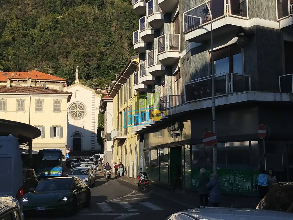 riapertura lungolago di como una corsia dopo esondazione lago di oggi auto passano su acqua