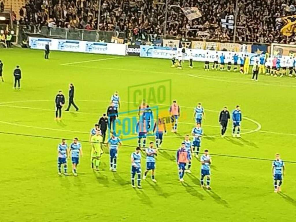 tifosi del como a parma tribuna e squadra in campo a fine partita saluto