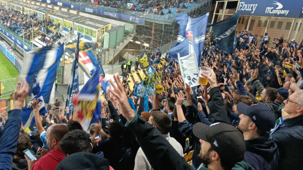 tifosi del como a parma tribuna e squadra in campo a fine partita saluto