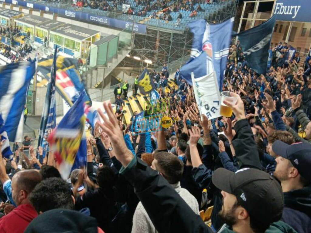 tifosi del como a parma tribuna e squadra in campo a fine partita saluto