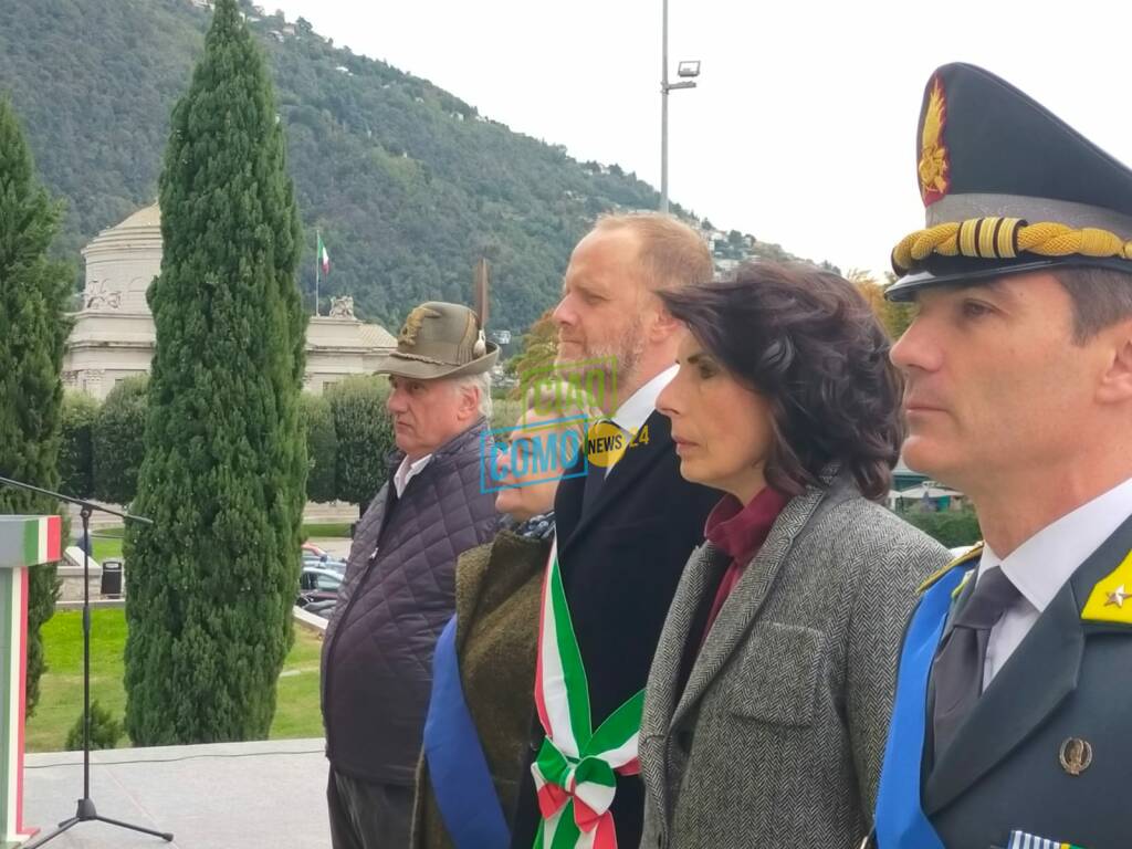 4 novembre a Como, la cerimonia al Monumento ai caduti con tutte le forze dell'ordine