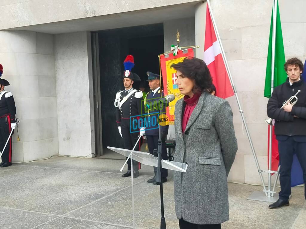 4 novembre a Como, la cerimonia al Monumento ai caduti con tutte le forze dell'ordine