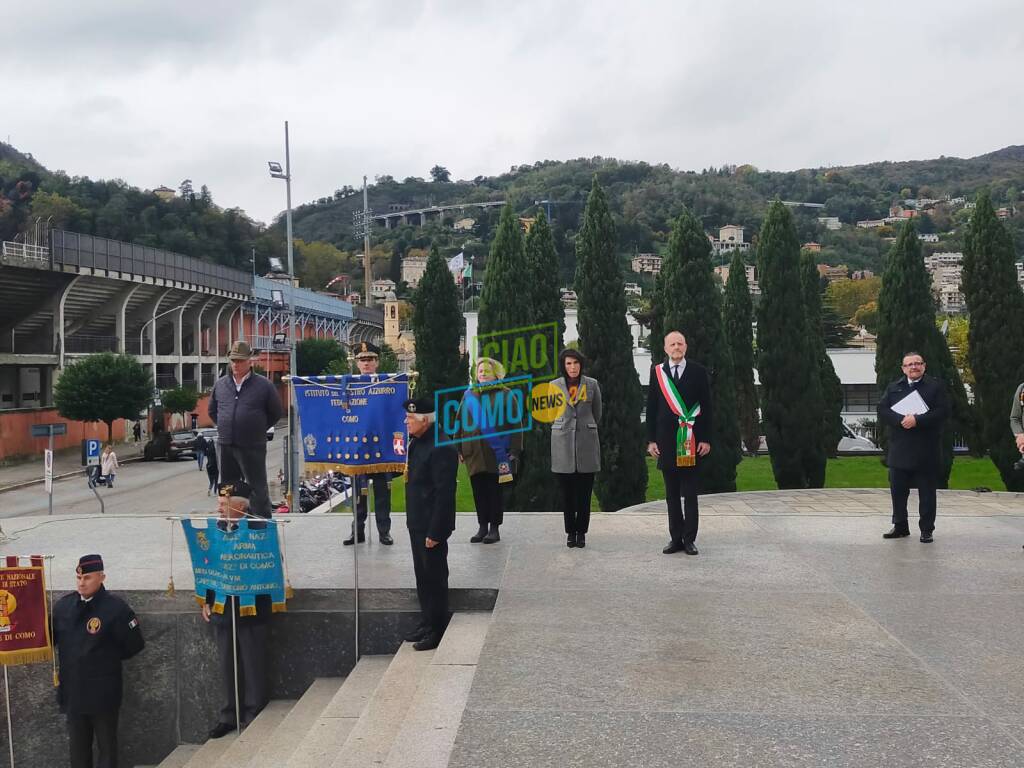 4 novembre a Como, la cerimonia al Monumento ai caduti con tutte le forze dell'ordine