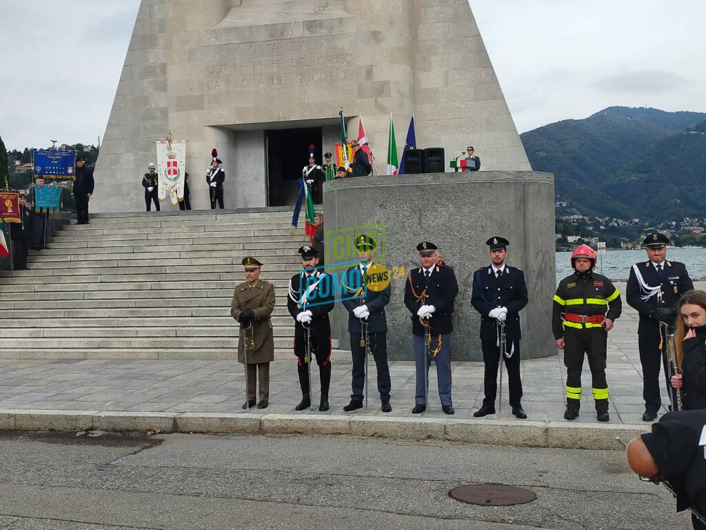 4 novembre a Como, la cerimonia al Monumento ai caduti con tutte le forze dell'ordine