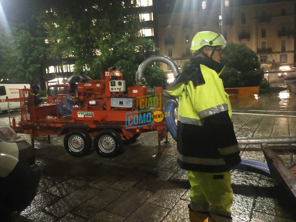 allagata piazza cavour idrovore in azione protezione civile esondazione lago