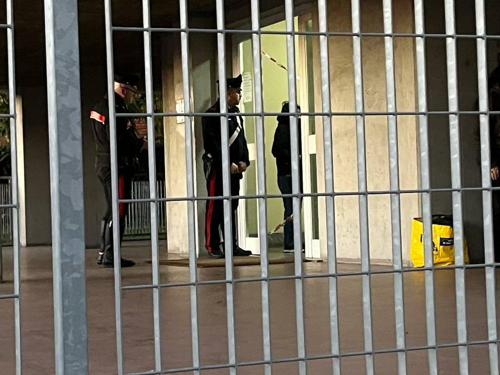 carabinieri di cantù rilievi casa via milano per donna trovata morta pianerottolo di casa