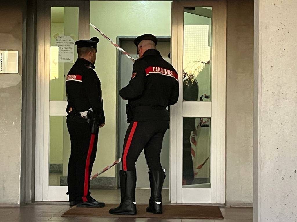 carabinieri di cantù rilievi casa via milano per donna trovata morta pianerottolo di casa