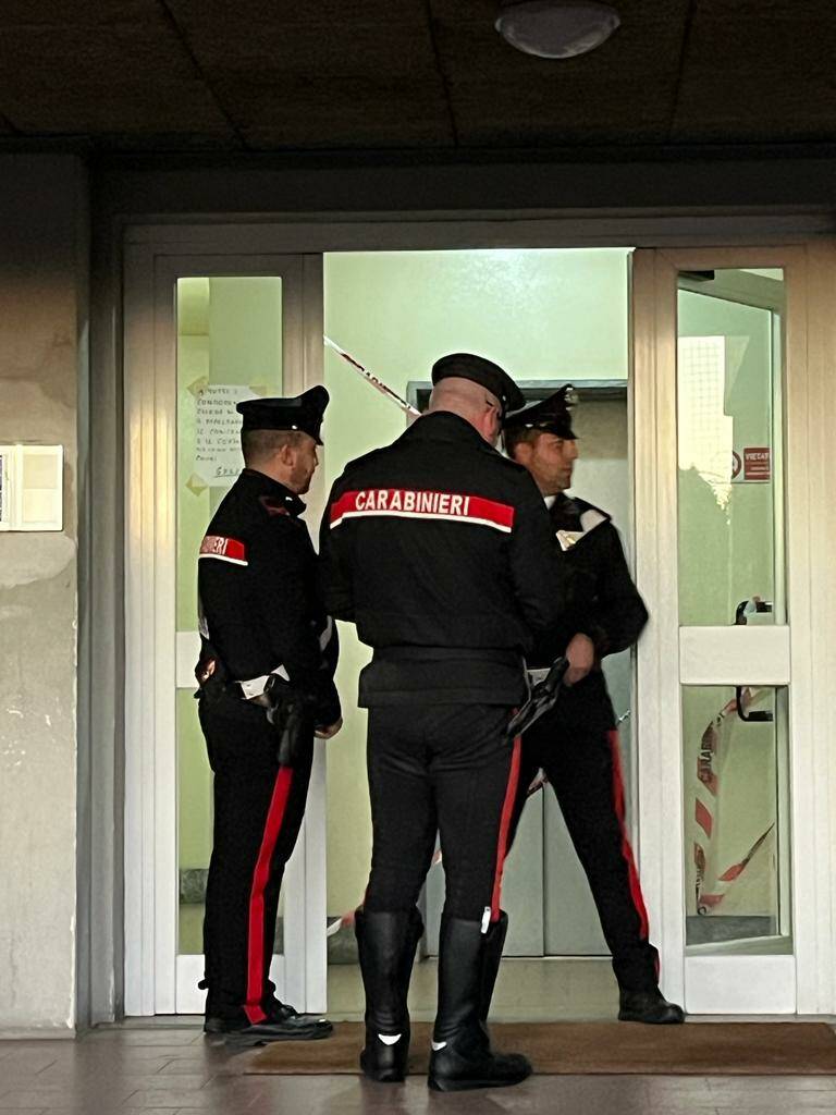 carabinieri di cantù rilievi casa via milano per donna trovata morta pianerottolo di casa