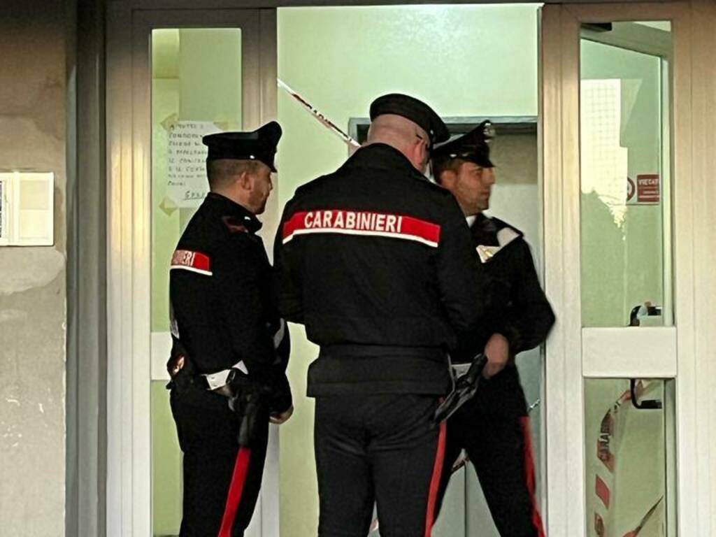 carabinieri di cantù rilievi casa via milano per donna trovata morta pianerottolo di casa